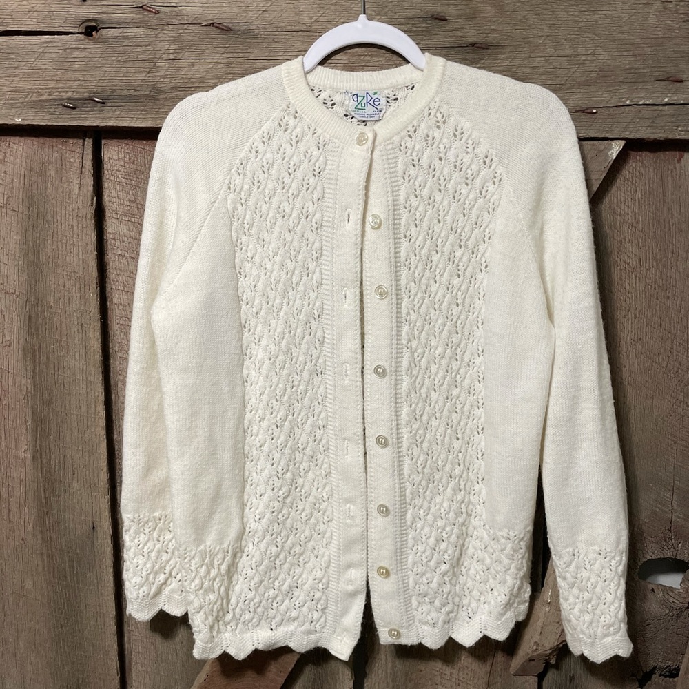 Adorable Vintage Off White Cardigan 🌺
